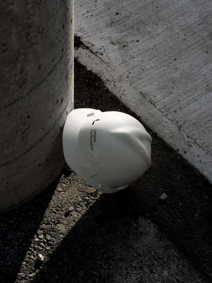 Veiligheidshelm bij een betonnen kolom